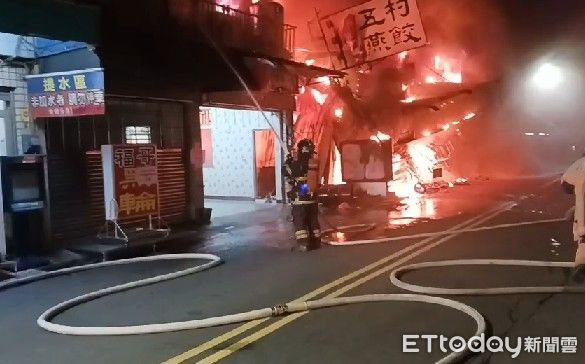 ▲台南市東區崇德15街24日晚上9時45分許發生住宅火警，火勢很大並冒出濃煙，消防人員全力射水搶救。（圖／記者林悅翻攝，下同）