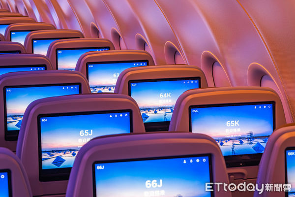 ▲華航A321neo經濟艙螢幕13.3吋，是國內航空業窄體機中最大螢幕。（圖／華航）