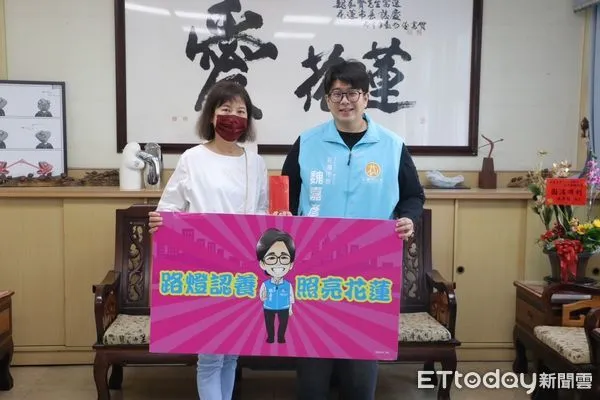 ▲溫情姊妹會8名成員到花蓮市公所捐贈5萬2千元路燈認養費，由魏嘉彥市長代表接受。（圖／花蓮市公所提供，下同）