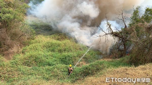 ▲台南市消防局第一大隊，發現民眾在農地隨意引火燃燒雜草，對行為人開罰3千元。（圖／記者林悅翻攝，下同）