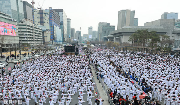 ▲▼約1萬2000多名民眾25日在首爾光化門廣場表演太極一章。（圖／CFP）
