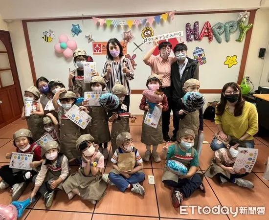 ▲台南就業中心在25日補班日，舉辦「小小一日就服員」親子活動，讓員工及求職朋友帶子女一起提前慶祝兒童節。（圖／記者林悅翻攝，下同）