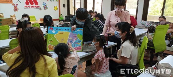 ▲台南就業中心在25日補班日，舉辦「小小一日就服員」親子活動，讓員工及求職朋友帶子女一起提前慶祝兒童節。（圖／記者林悅翻攝，下同）