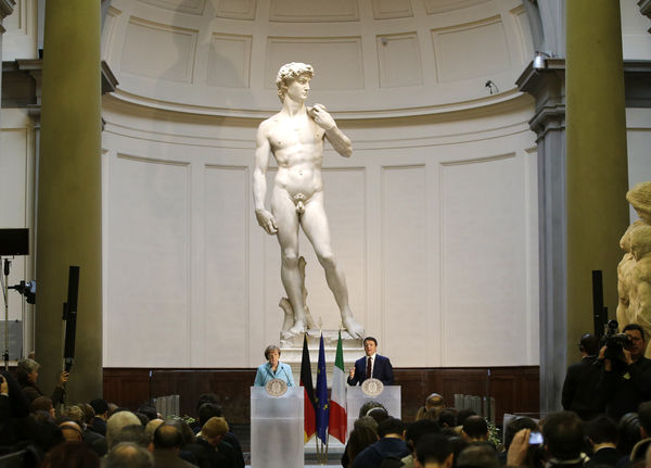 ▲▼ 圖為2015年時任德國總理梅克爾、時任義大利總理倫齊在大衛雕像前召開記者會。（圖／達志影像／美聯社）
