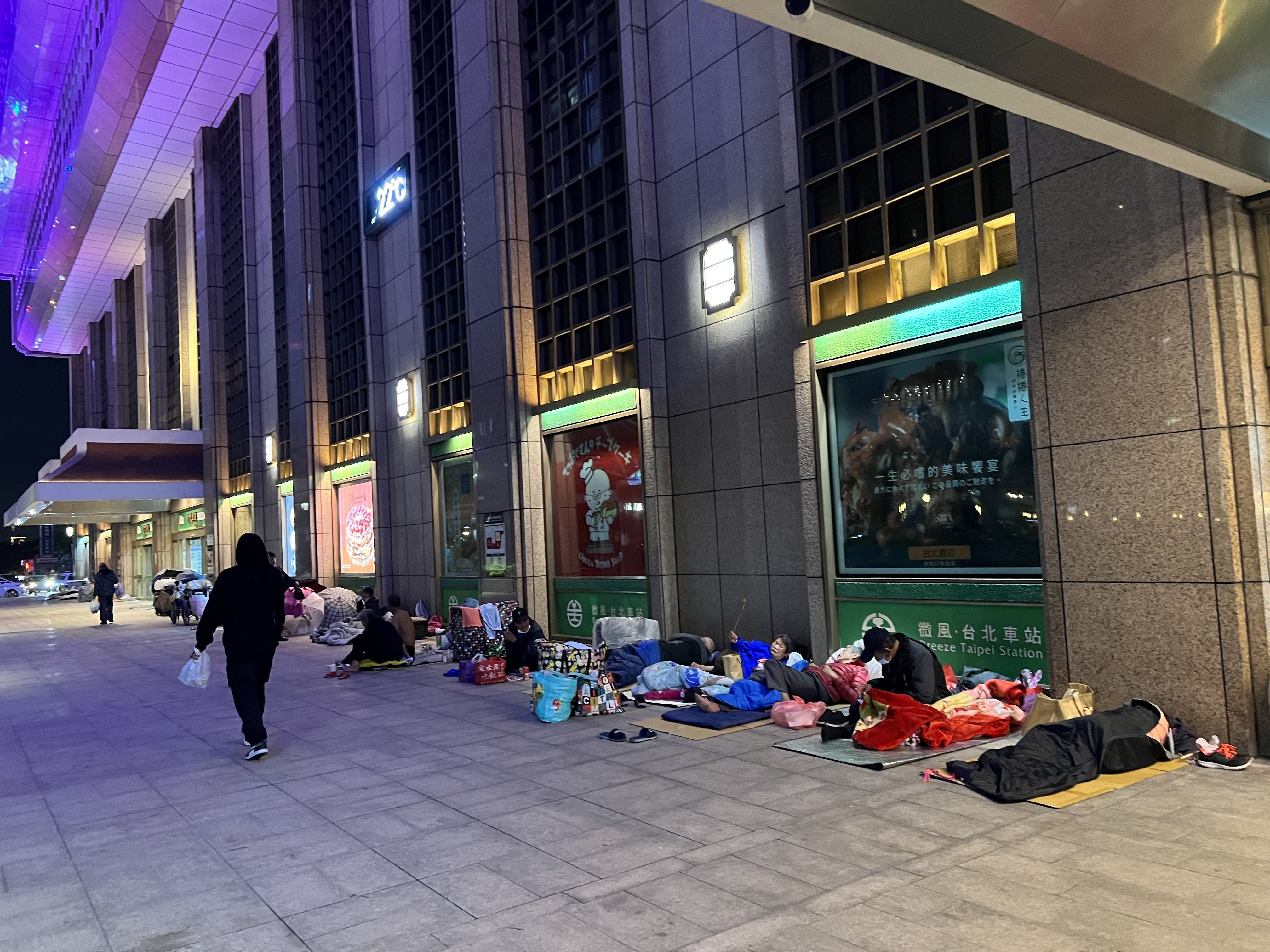 [閒聊] 廣闊的街頭比鳥籠套房好！」　另類街友