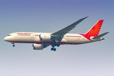 恐怖亂流！乘客遭拋飛「頭撞機艙天花板」12傷　印航客機極速下墜