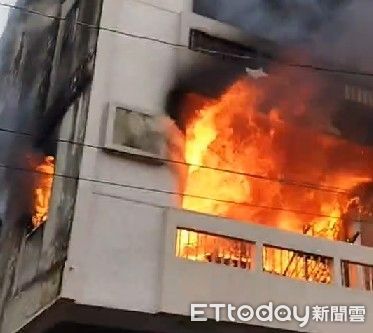 ▲台南市六甲區文化街1棟4樓民宅，26日下午發生火警，消防人員全力搶救。（圖／記者林悅翻攝，下同）