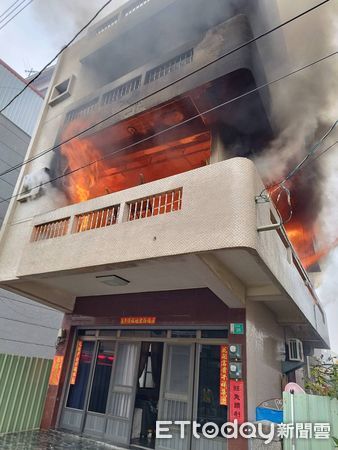 ▲台南市六甲區文化街1棟4樓民宅，26日下午發生火警，消防人員全力搶救。（圖／記者林悅翻攝，下同）