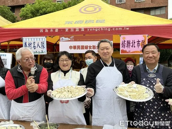 ▲▼高雄市國軍眷村文化發展協會、全國眷村文化保存聯盟舉辦「眷戀嘉年華」活動，聚集全台700多位眷村人，國軍眷村文化發展協會理事長趙怡、婦聯會主委雷倩等人一起包「眷村味水餃」。（圖／記者林育綾攝）