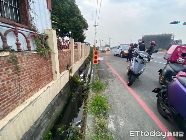 ▲雲林冷飲店闆娘騎機車摔落水溝重傷不幸身亡。（圖／記者蔡佩旻翻攝）