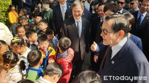 ▲▼馬英九前往中山陵，與幼兒園小朋友互動。（圖／記者任以芳攝）