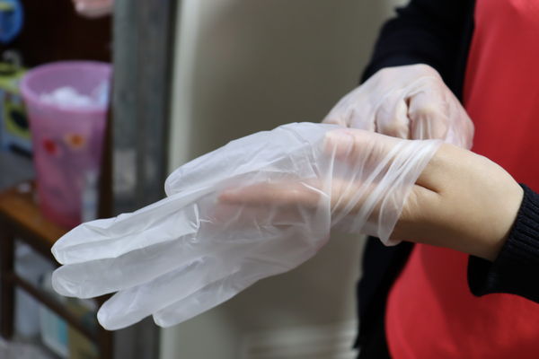 ▲彰化男童感染諾羅醫師強調家人要戴手套協助換洗。（圖／部立彰化醫院提供）