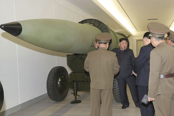 ▲▼金正恩27日視察核武研究所，北韓官媒公開戰術核彈頭「火山-31」。（圖／達志影像／美聯社）