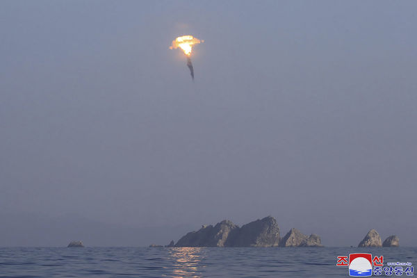 ▲▼北韓27日上午發射2枚短程彈道飛彈，在上空500公尺處引爆。（圖／達志影像／美聯社）