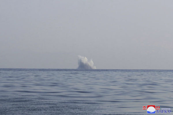 ▲▼北韓25至27日再度於元山海域針對核動力無人攻擊潛艇「海嘯」進行水下引爆測試。（圖／達志影像／美聯社）
