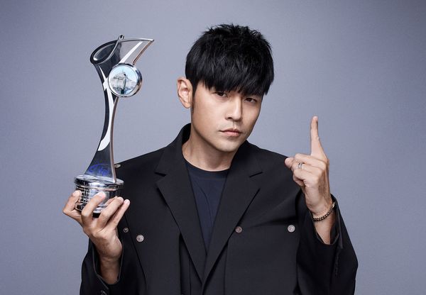 ▲▼周杰倫開心和IFPI獎座合影。（圖／杰威爾提供）