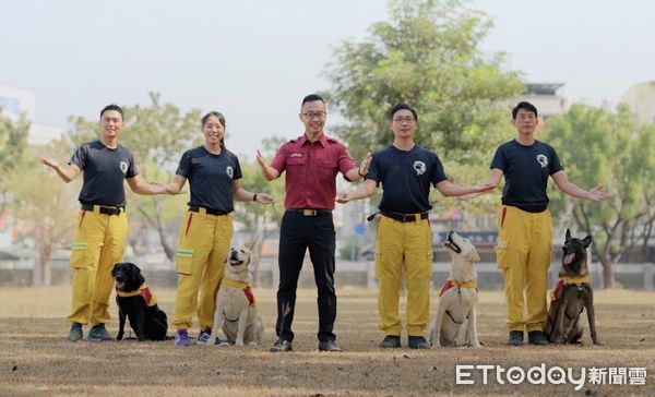 ▲▼高雄市政府消防局為了強化清明連假掃墓祭祖防火安全，出動4隻超萌的「搜救犬」拍攝防火宣導短片，提醒民眾掃墓時要注意「4不2記得」。（圖／記者吳世龍翻攝）