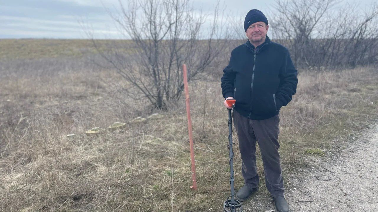 ▲烏克蘭農民哈夫李盧克（Oleksandr Havriluk）徒手挖地雷。（圖／翻攝推特「@ajit4g1」）