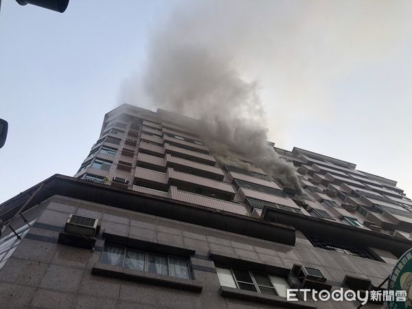 ▲台南市新化區中正路1棟公寓大樓，29日上午7時50分許發生火警，火場冒出大量濃煙，消防人員全力搶救。（圖／民眾提供，下同）