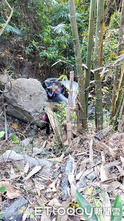 ▲台南楠西、嘉義交界山區1處偏僻道路，上午傳出有自小車墜落溪谷事件，台南市消防局據報出動消防人車搶救2人送醫。（圖／民眾提供，下同）