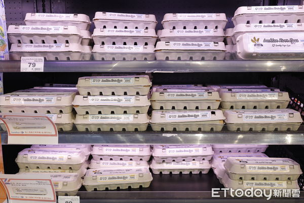 ▲▼由農委會專案進口的澳洲冷藏雞蛋今天(3/29)在家樂福彰化以北量販店全面上架，共分為600g及700g一盒12顆兩種包裝。一早雞蛋上架，就有民眾陸續進場採購雞蛋。（圖／記者湯興漢攝）