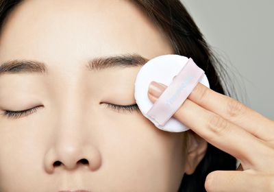 YG明星彩妝師教你定妝不卡粉!乾肌、油肌手法不同效果差很大