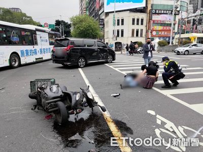 陸上豪華商務艙西門町鬼迴轉　騎士撞噴...露腰妹蹲地曝最美風景