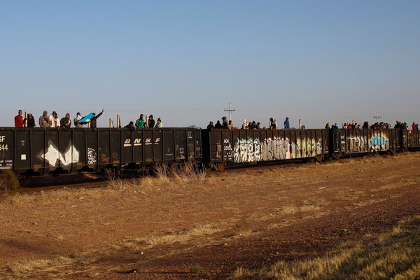 ▲▼大量移民乘坐火車前往墨西哥奇瓦瓦州拉埃斯卡德拉的美墨邊境城鎮華雷斯城。（圖／路透）
