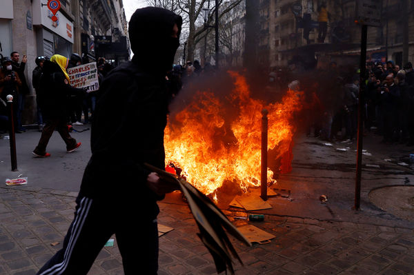 ▲▼法國反年改10度全國抗爭，部分抗議者在巴黎東區民族廣場（Place de la Nation）縱火。（圖／路透）