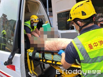 快訊／台中50年老屋倒塌活埋3人　1人救出無生命跡象2待援