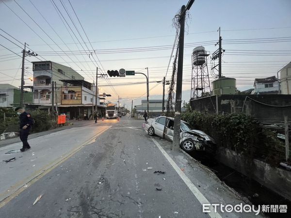 ▲里港鄉自小客車與曳引車車禍            。（圖／記者陳崑福翻攝，下同）