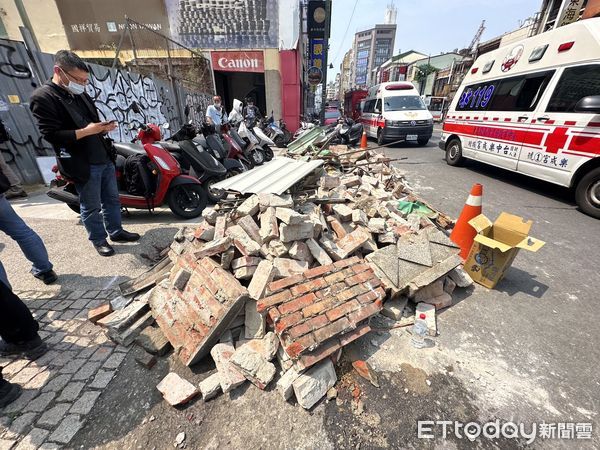 ▲▼台中一間老屋倒塌造成3人受困，其中1人死亡，市府接著將進行4步驟，先搶救再究責。（圖／記者許權毅攝，下同）