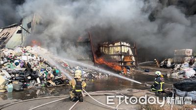 快訊／關廟資源回收廠大火　濃煙駭人！台南、高雄消防合力搶救