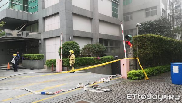 ▲▼台北辦公大樓地下室火警，拖吊人員作業一半遭燒傷。（圖／記者黃彥傑攝）