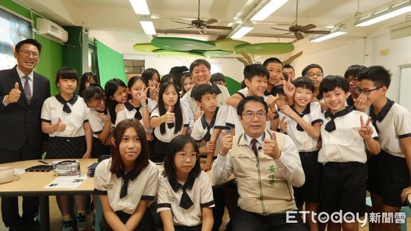 ▲台南市長黃偉哲，帶領60所學校，召開「打造5G新科技—玩轉XR共學力」記者會。（圖／記者林悅翻攝，下同）