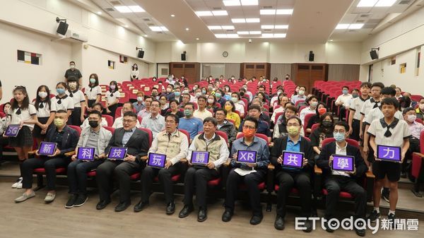 ▲台南市長黃偉哲，帶領60所學校，召開「打造5G新科技—玩轉XR共學力」記者會。（圖／記者林悅翻攝，下同）