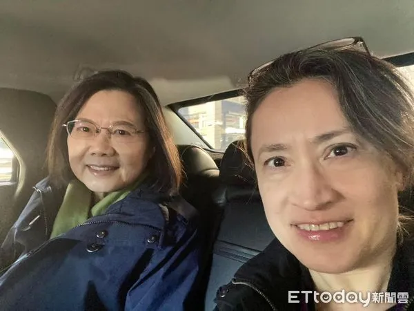 ▲▼總統蔡英文與駐美大使蕭美琴在車上自拍。（圖／翻攝自蕭美琴臉書）