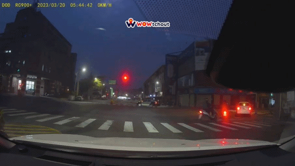 駕駛警局前紅燈右轉躲角落，下秒警車經過，結局療癒。（圖／翻攝自YouTube／Wowtchout-地圖型行車紀錄器分享平台）
