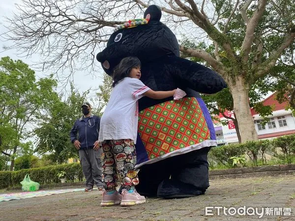 ▲台灣黑熊的人偶，與小朋友互動。（圖／記者楊漢聲翻攝）