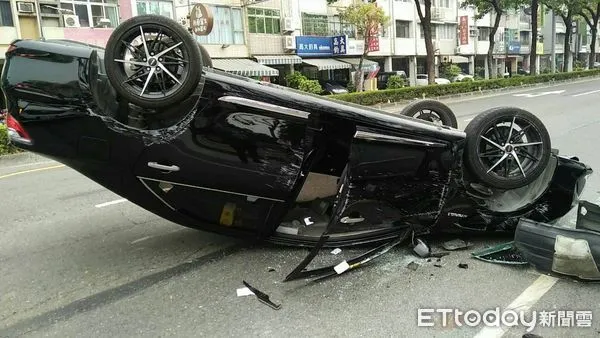 ▲黑色轎車擦撞在路邊的銀色轎車後整個翻覆，但肇事車主不見去向             。（圖／記者吳奕靖翻攝）