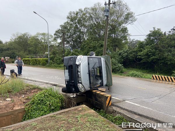 ▲▼       金門翻車事故，阿兵哥見狀衝上前救援      。（圖／記者林名揚翻攝）