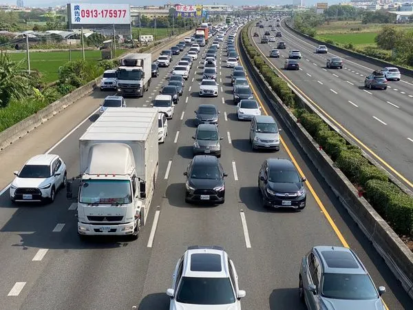 ▲國道彰化路段塞車。（圖／記者唐詠絮翻攝）