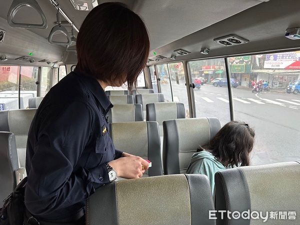 ▲女警上公車勸導賴在車的8歲女童。（圖／楊梅警分局提供）