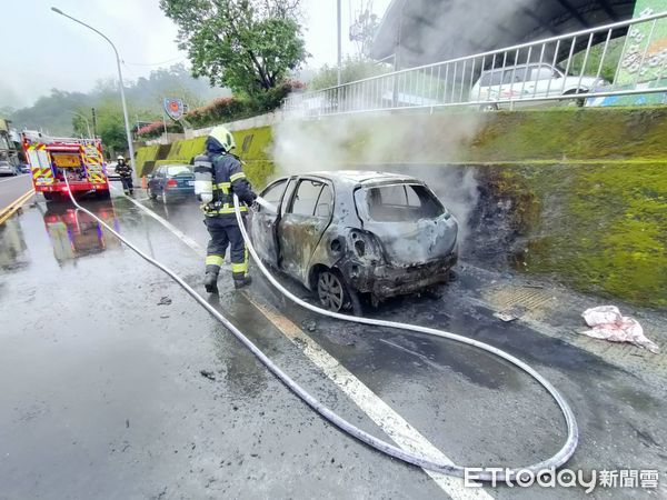 ▲▼南庄鄉田美派出所前自小客車突然起火，女駕駛輕傷，自小客車燒成廢鐵。（圖／記者蔡文淵翻攝）