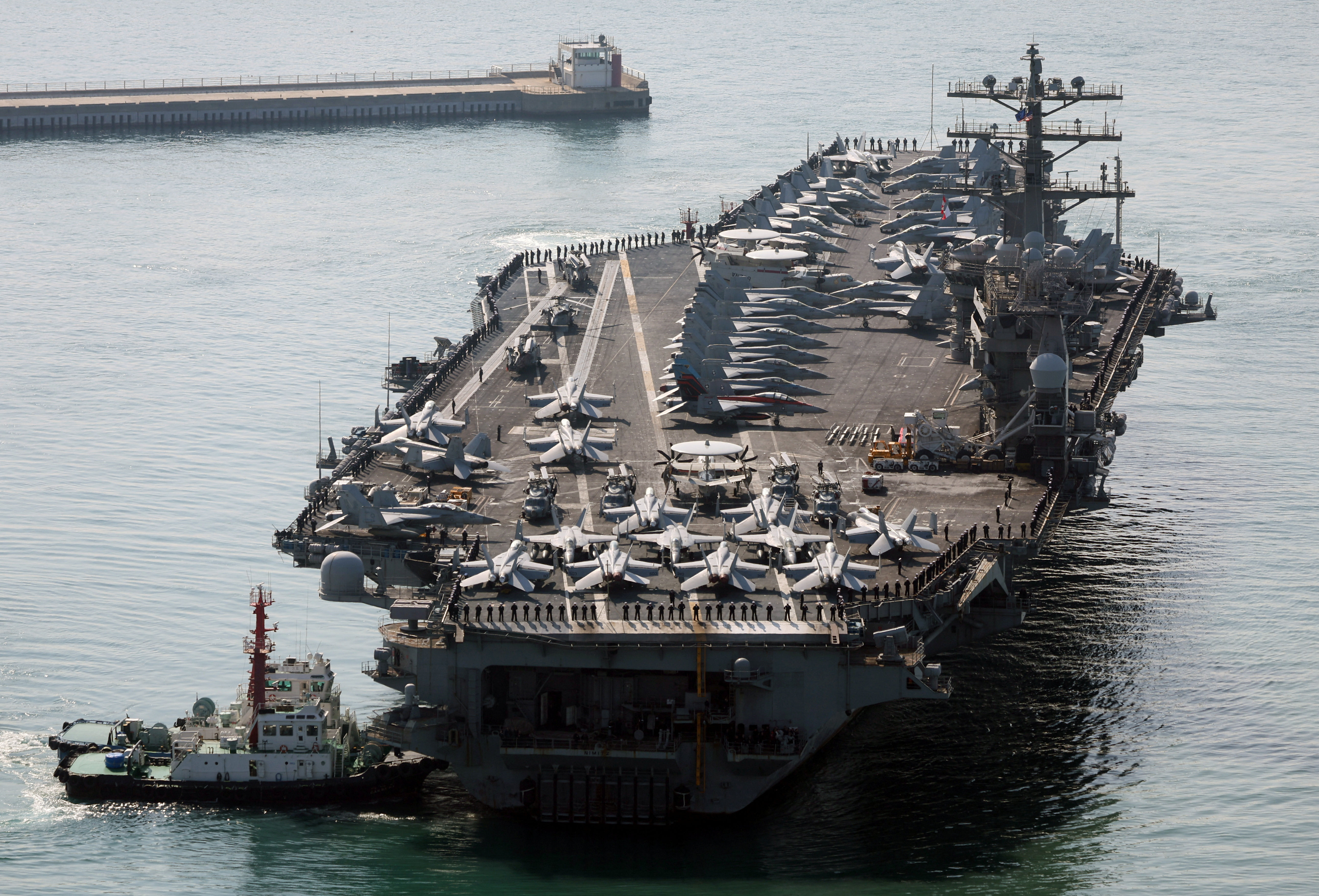 ▲美國尼米茲號核動力航空母艦（USS Nimitz）駛入南韓釜山海軍基地。（圖／路透）