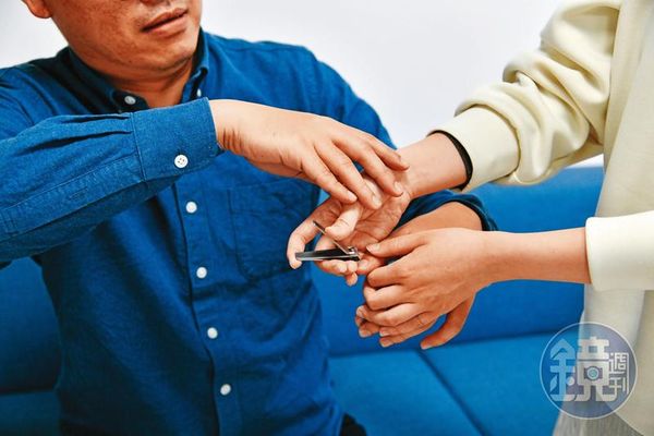 蕭江東要女助理幫他修指甲，又伸出鹹豬手吃豆腐。（示意畫面，圖非當事人）