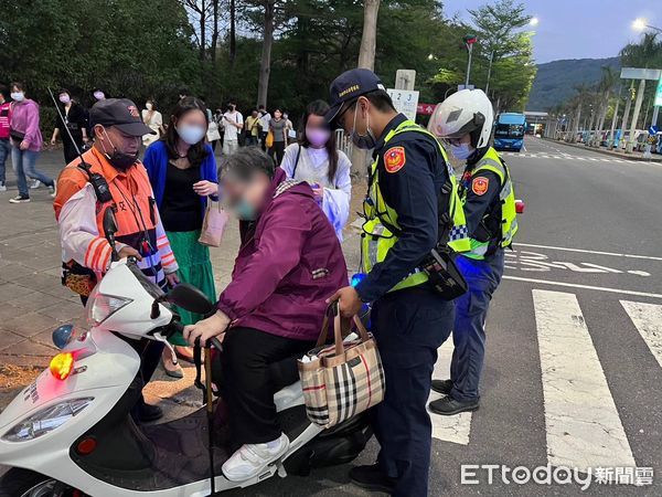 ▲員警協助阿嬤圓夢，騎機車送她最後1公里路抵達會場             。（圖／記者吳奕靖翻攝）