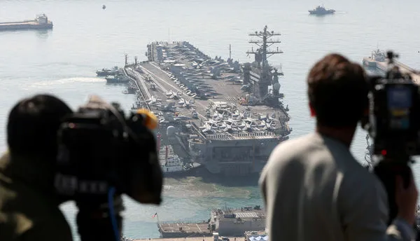 ▲▼ 美國尼米茲號核動力航空母艦（USS Nimitz）駛入南韓釜山海軍基地。（圖／路透）