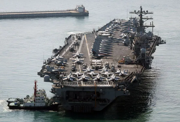 ▲▼ 美國尼米茲號核動力航空母艦（USS Nimitz）駛入南韓釜山海軍基地。（圖／路透）