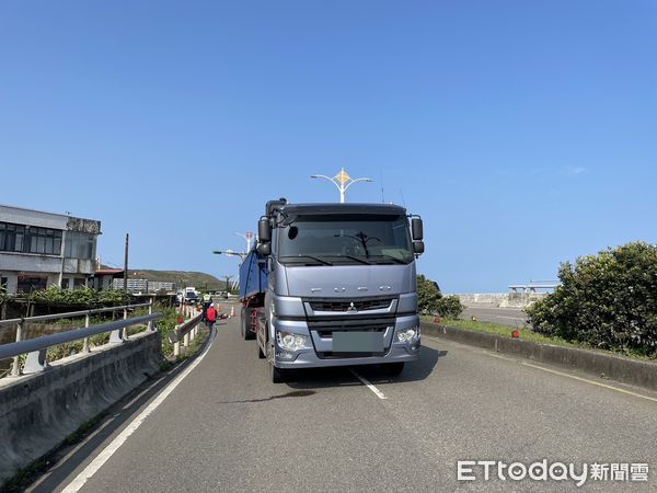 ▲▼台2線24.7K往金山方向車禍             。（圖／記者郭世賢翻攝）